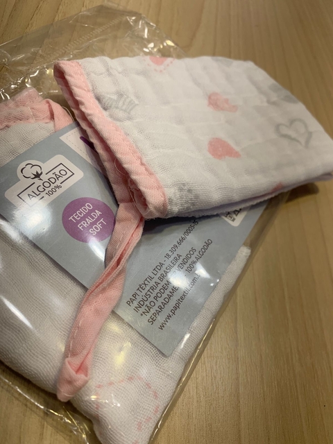 PANINHO DE BOCA SOFT ESPECIAL KARINHO C/ PRENDEDOR DE CHUPETA 25CM X 25CM CONTEM 02 UN FEMININO Ean :7896700867493