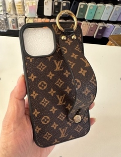 FUNDA IPHONE 15 PRO LV CORREA