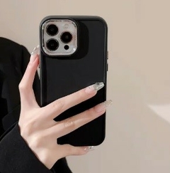 Imagen de FUNDA IPHONE 15 PASTEL CON BOTONES Y CUBRELENTE CROMADOS