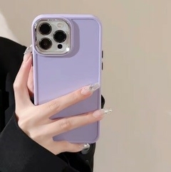 FUNDA IPHONE 15 PRO PASTEL CON BOTONES Y CUBRELENTE CROMADOS en internet