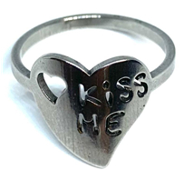 ANILLO DE ACERO CORAZON CALADO CON FRAN "KISS ME" Nº 11