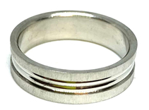ANILLO DE ACERO ESMERILADO Y CENTRO EN BAJO RELIEVE Nº14