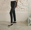 PANTALON LISO CON TIRA LATERAL DE LUREX Y BOLSILLO CARGO CON CIERRE (AC65050)