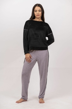 PIJAMA LARGO DAMA BUZO PLUSH CON DETALLE BRILLOS Y PANTALON VISCOSA CON VIVOS (DO01499) - Dame un Beso