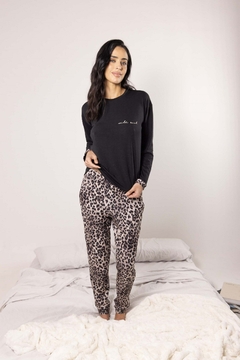 PIJAMA LARGO DAMA REMERA LISA Y PANTALON ANIMAL PRINT. EN MODAL (AN09040) - comprar online