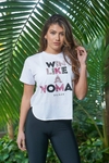 REMERA CON ESTAMPA METALIZADA WIN CON ESPALDA LARGA (BI20114)