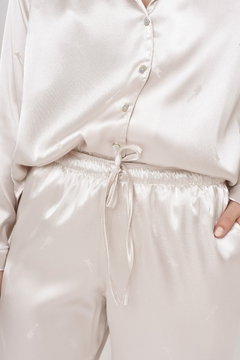 PIJAMA LARGO GINEBRA EN SEDA CON VIVOS Y ESTAMPA SUTIL DE GUITARRAS (VAPIJGI) - comprar online