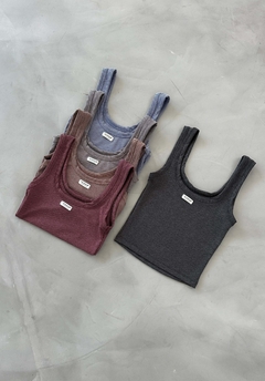 REMERA LOLA MUSCULOSA CUELLO EN U (CAREMLO) en internet