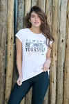 REMERA MANGA CORTA DE ALGODON ESTAMPA BE YOURSELF (BI20131)