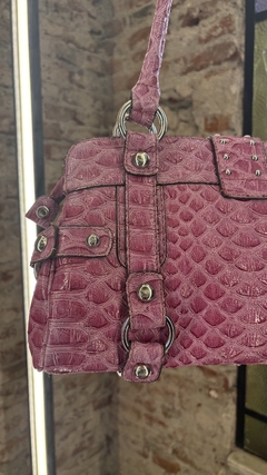 SHOULDERBAG Y2K GUESS ROSA CROCO - tienda online