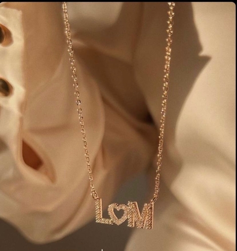 COLAR CORAÇÃO E INICIAIS CRAVEJADAS