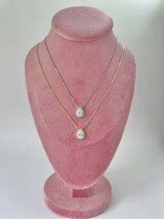 Colar Gota Incolor Com Borda Cravejada Banhado a Ouro 18k - Rosa Retro Semijóias