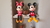 Mickey o Minnie sentados
