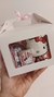 Box 2 Valijita Taza, Dulces y Globo con Helio Línea Kitty
