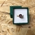Anillo laminado en oro con piedra engarzada violeta