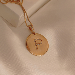 Colar medalha letra inicial cravejada - comprar online