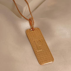 Colar placa letra inicial