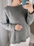 Blusa em tricô artesanal decote canoa modelo mais over com fio com toque macio cinza