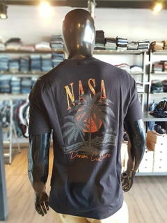 REMERA NASA SALITROSO (NEGRA) - comprar online