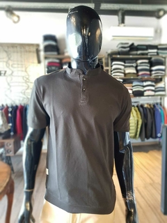 REMERA SIBARI PIQUE MAO LISBOA (NEGRA)