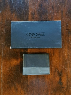 BILLETERA CUERO ONA SAEZ (GRIS Y NEGRA)