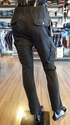 PANTALON CARGO LOTUS (NEGRO) - comprar online