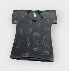 Remera Mano y flor ( talle M )