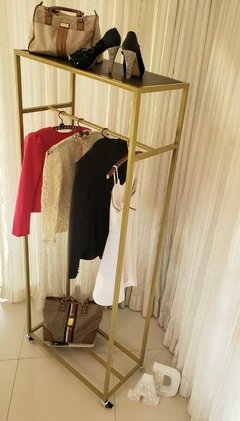 Arara minimalista com prateleira - Decoração Funcional Residencial e Comercial - Ateliê A Designer