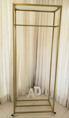Arara minimalista com prateleira