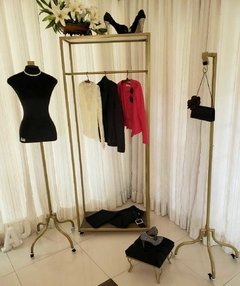 Arara minimalista com prateleira - comprar online