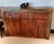 Bahiut PREMIUM de tres puertas, fabricado en madera de algarrobo y palo santo, con un diseño elegante y moderno.