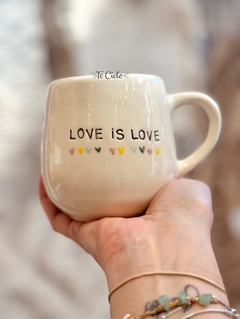 Taza “Love is Love” en internet