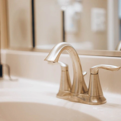 Pza Instalación de Mezcladora para Lavabo