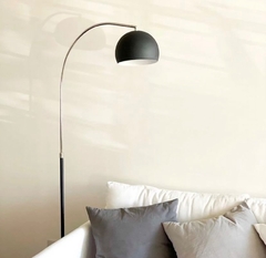 Lampara de pie curva negra con cromo - comprar online