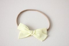 Laço Helena - Amarelo Bebê na internet