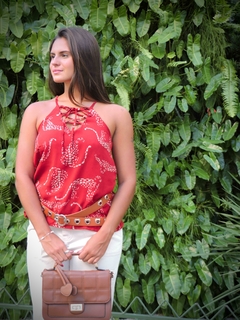 Blusa cruzada na internet