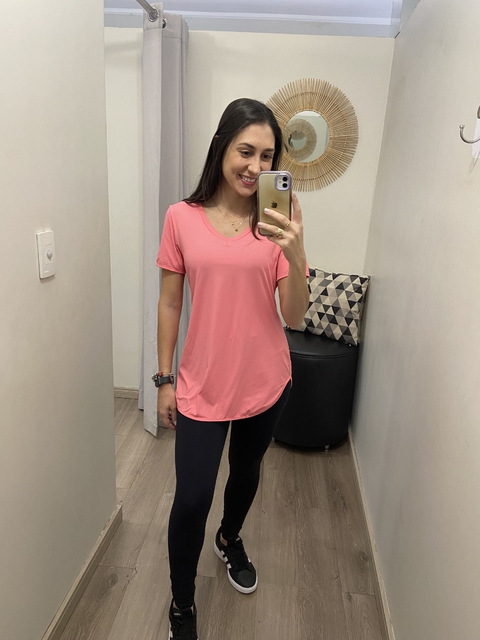 T-shirt skin fit alongada gola v pink lemonade Alto Giro