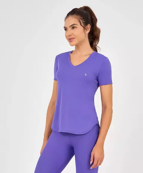 T-shirt skin fit alongada gola v roxo energético Alto Giro
