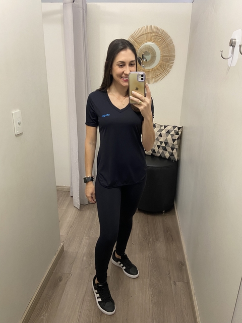 T-shirt skin fit alongada gola v preto com silk Alto Giro - comprar online