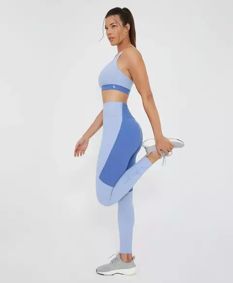 Legging com bolso e recortes azul céu Alto Giro