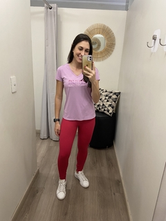 T-shirt skin fit alongada gola v lilás Alto Giro - loja online