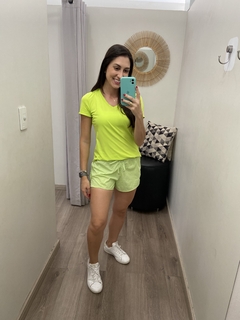 T-shirt skin fit alongada gola v verde lima Alto Giro - comprar online