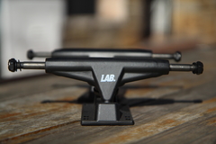 Juego de Trucks Lab auminio, livianos - Quiron Skate Shop