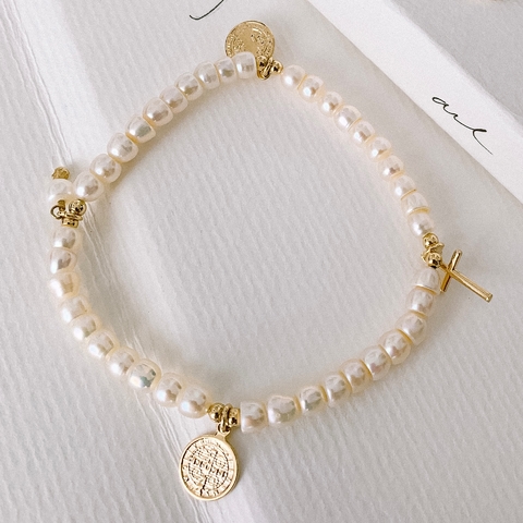 PULSEIRA PEROLA BARROCA AMULETOS BANHADA A OURO