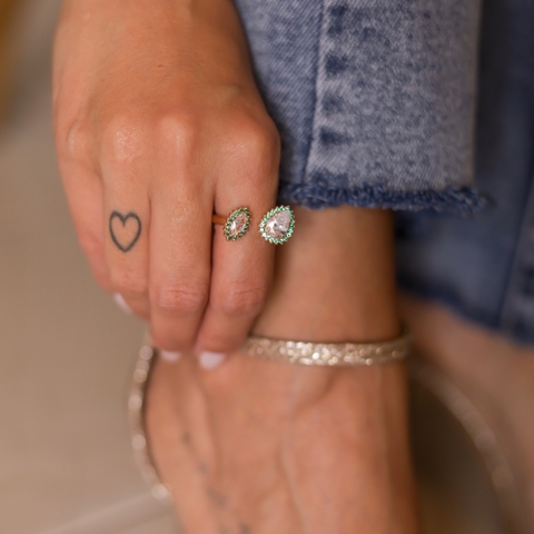 ANEL AJUSTÁVEL GOTA E NAVETE CRAV. ESMERALD BANHADO A OURO