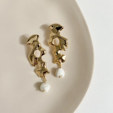 BRINCO LONGO CORAL MADREPEROLA BANHADO A OURO