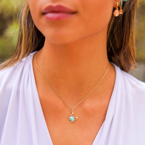 COLAR CARANGUEJO VERDE PISCINA BANHADO A OURO