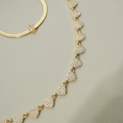 CHOKER PLAQUINHAS CORAÇÕES CRAVEJADOS BANHADA A OURO