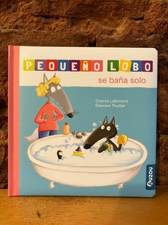 Pequeño lobo se baña solo