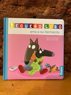 Pequeño lobo ama a su hermanita